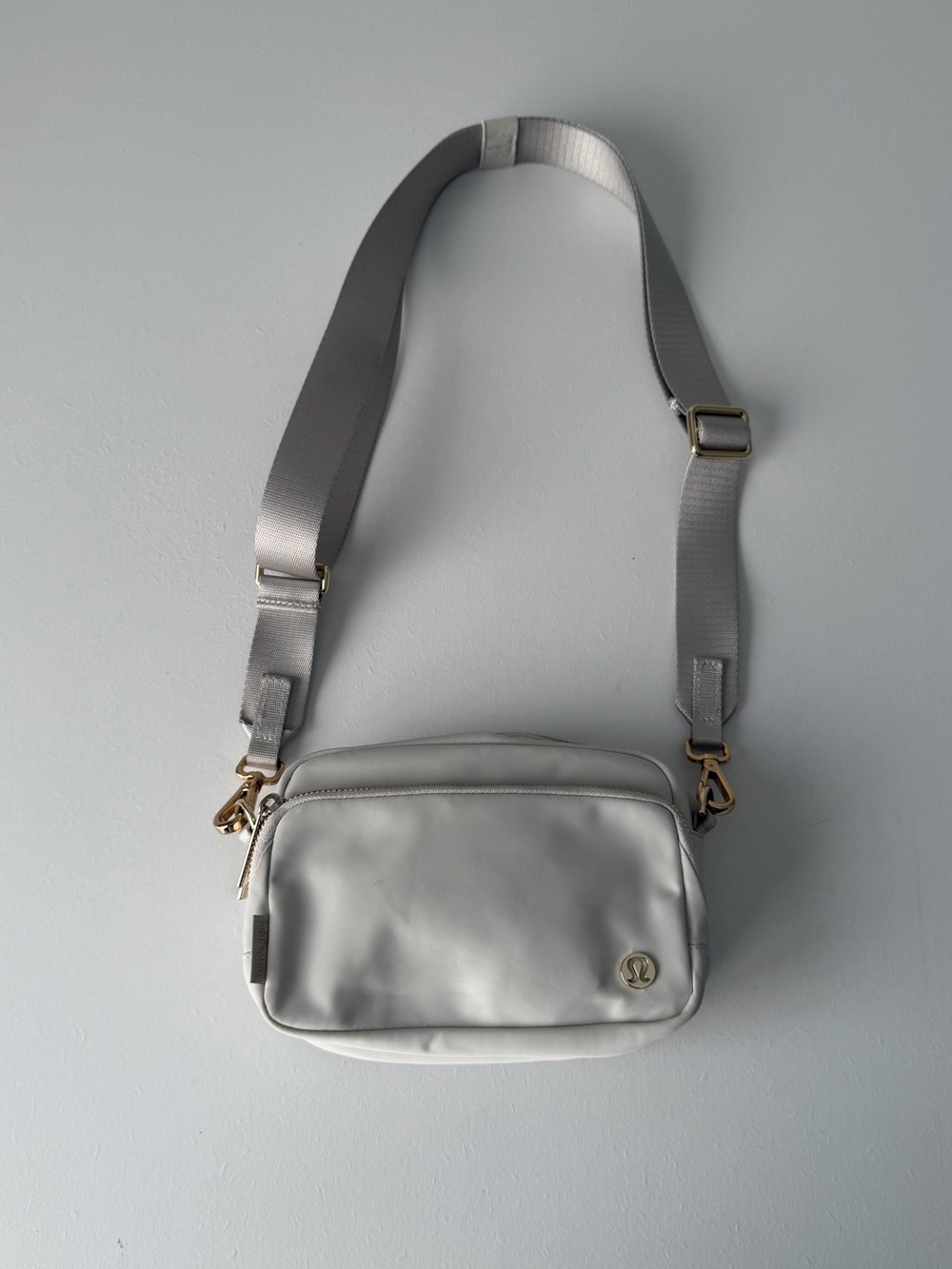 Lululemon Everywhere Crossbody Bag 2L Ivory & Gold